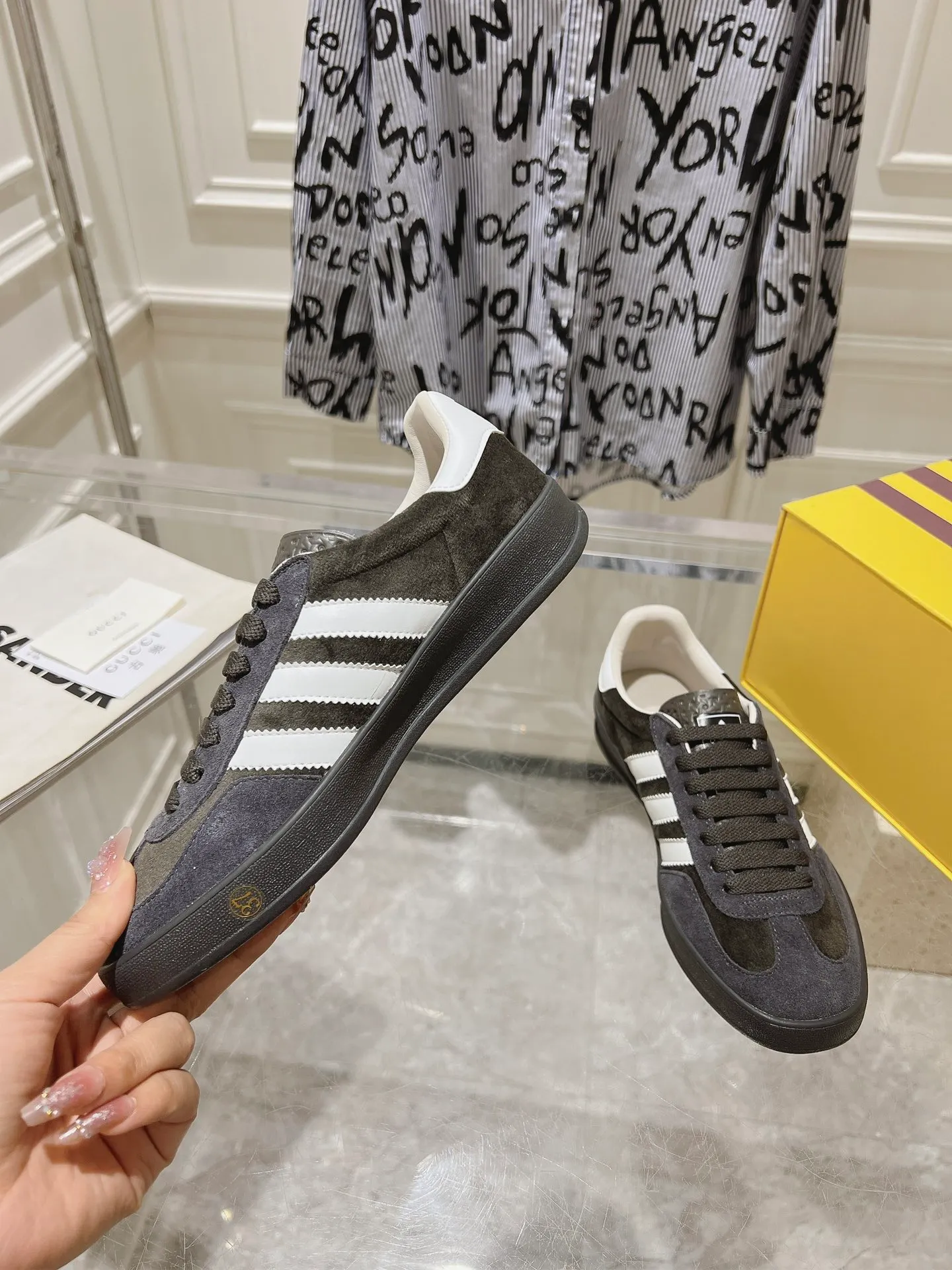 👟👟Ex-factory price 520👟👟Gucci&adidas joint limited edition couple's sneakers. A super nice joint casual sneaker with rich and bold colors! It showed everyone a completely different charm from the past! Combining retro style and youthful sports style to create a new aesthetic! Vitality yet stylish at the same time! ! Upper - made of cowhide, cowhide, cloth. Lining - sheepskin lining for foot pads. Sole - original open-molded beef tendon non-slip and wear-resistant outsole. Size: 35-47 (couple style)